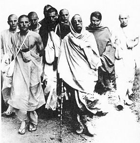 Srila Prabhupada mit Sch&uuml;lern
